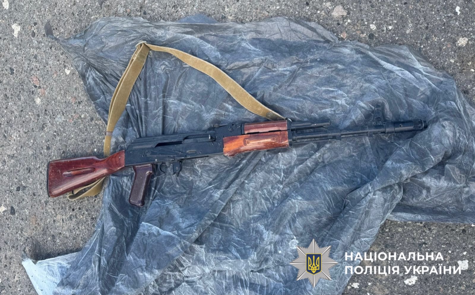 На фотографії зображено виявлені та вилучені речові докази.