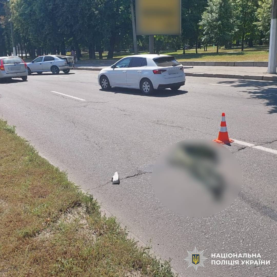 Поліція встановлює обставини ДТП у Харкові, внаслідок якої загинули дві людини