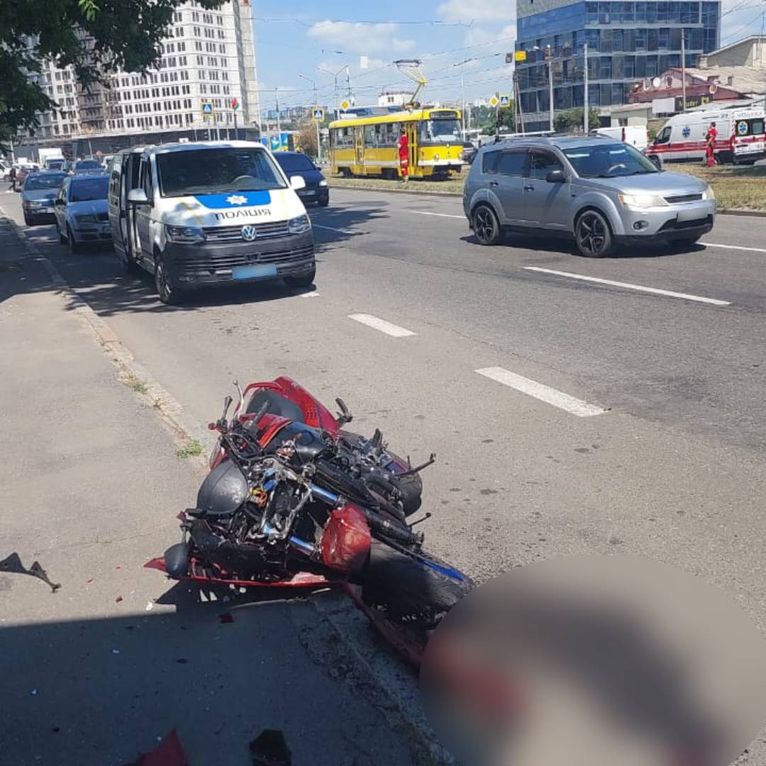 Поліція встановлює обставини ДТП у Харкові, внаслідок якої загинули дві людини
