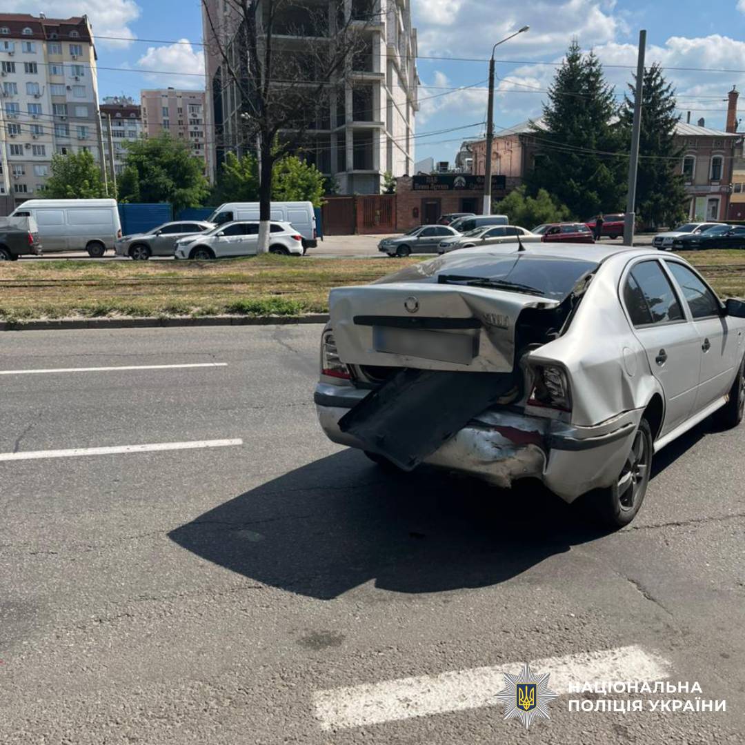 Поліція встановлює обставини ДТП у Харкові, внаслідок якої загинули дві людини