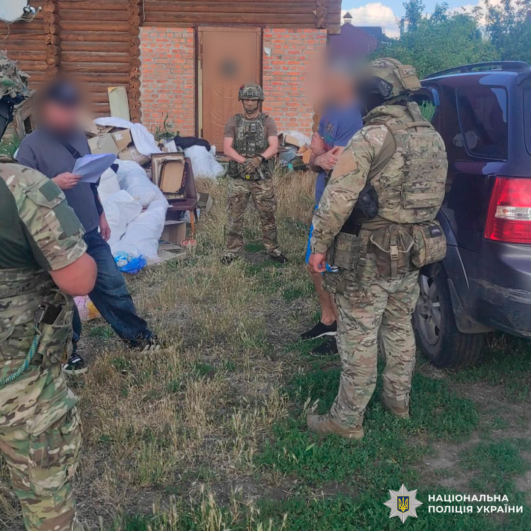 Поліцейські Харкова затримали двох чоловіків, які скоїли розбійний напад і заволоділи 50 тисячами доларів