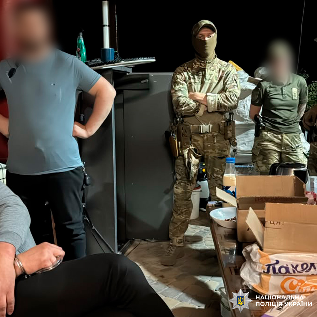 Поліцейські Харкова затримали двох чоловіків, які скоїли розбійний напад і заволоділи 50 тисячами доларів