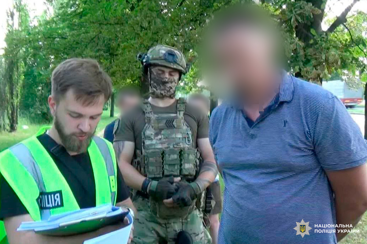 Поліцейські Харкова затримали двох чоловіків, які скоїли розбійний напад і заволоділи 50 тисячами доларів