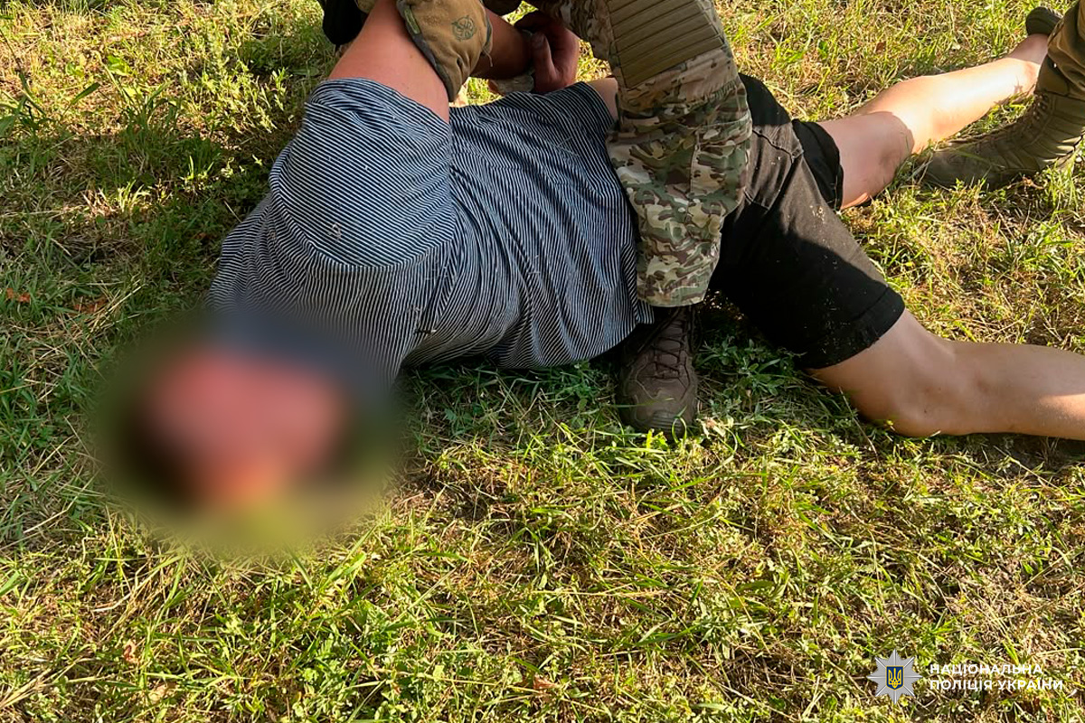 Поліцейські Харкова затримали двох чоловіків, які скоїли розбійний напад і заволоділи 50 тисячами доларів