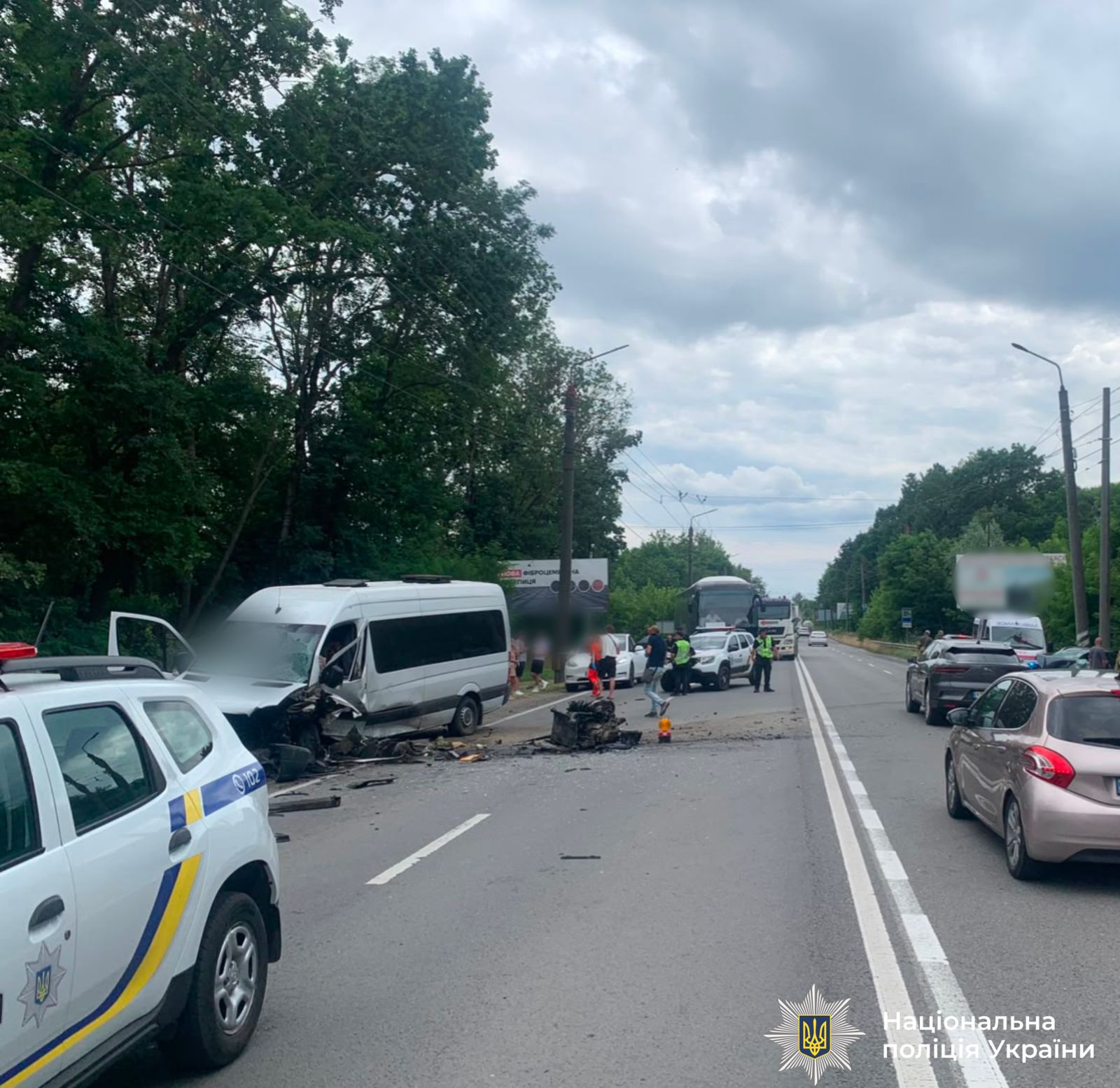 ДТП у Ямниці за участю пасажирського мікроавтобуса: поліція працює на місці події