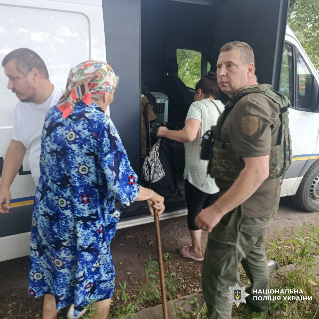 Поліцейські спецпідрозділу «Білі Янголи» евакуювали 12 жителів Куп'янського району з-під ворожих обстрілів