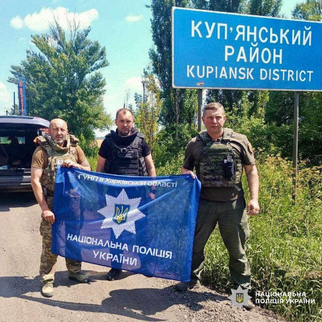 Поліцейські спецпідрозділу «Білі Янголи» евакуювали 12 жителів Куп'янського району з-під ворожих обстрілів