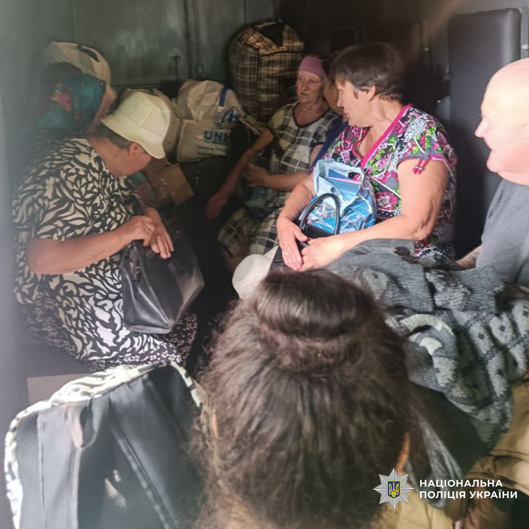 Поліцейські спецпідрозділу «Білі Янголи» евакуювали 12 жителів Куп'янського району з-під ворожих обстрілів