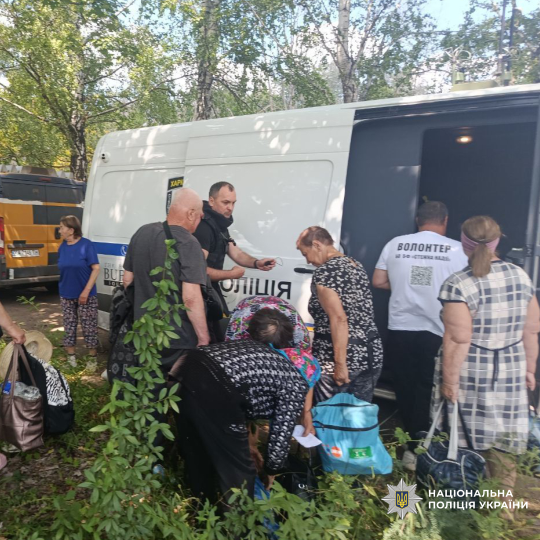 Поліцейські спецпідрозділу «Білі Янголи» евакуювали 12 жителів Куп'янського району з-під ворожих обстрілів