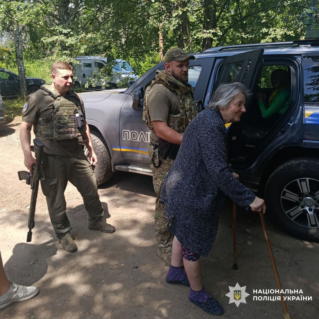 Поліцейські спецпідрозділу «Білі Янголи» евакуювали 12 жителів Куп'янського району з-під ворожих обстрілів