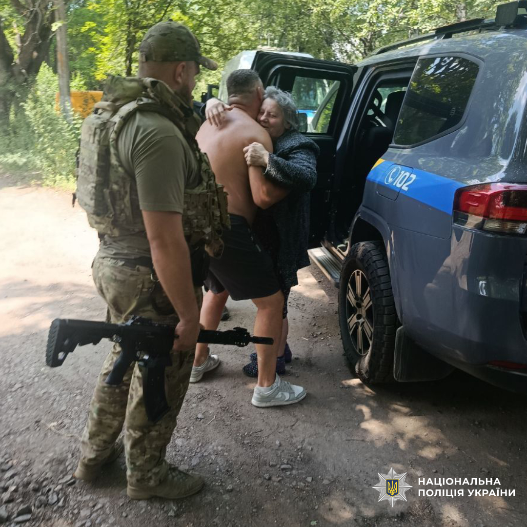 Поліцейські спецпідрозділу «Білі Янголи» евакуювали 12 жителів Куп'янського району з-під ворожих обстрілів