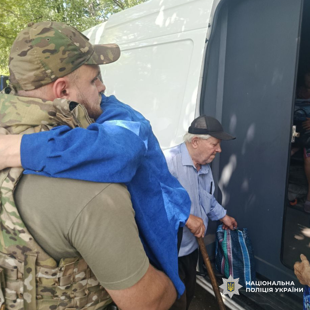 Поліцейські спецпідрозділу «Білі Янголи» евакуювали 12 жителів Куп'янського району з-під ворожих обстрілів