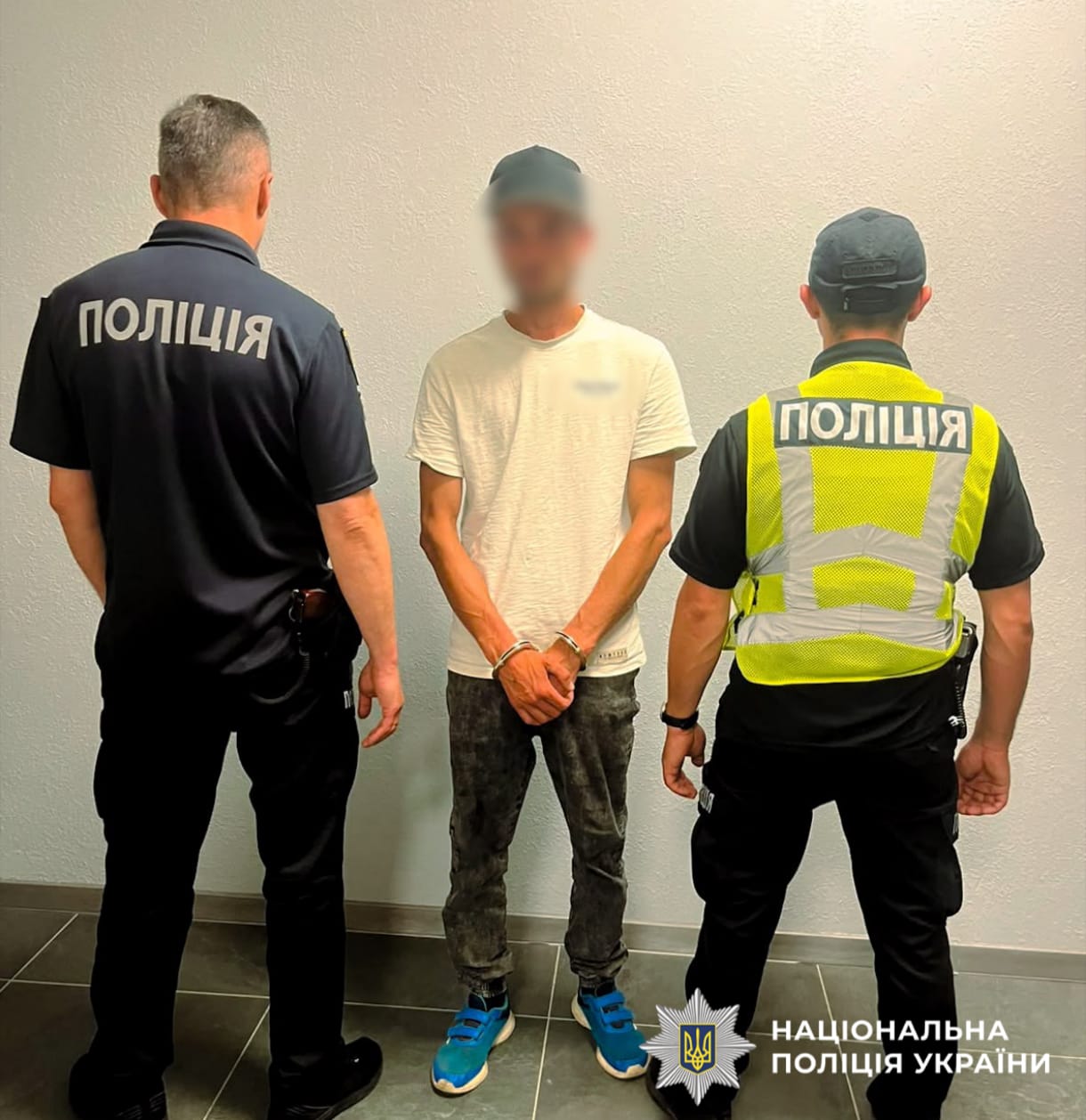 На фото зображений зловмисник та поліцейські