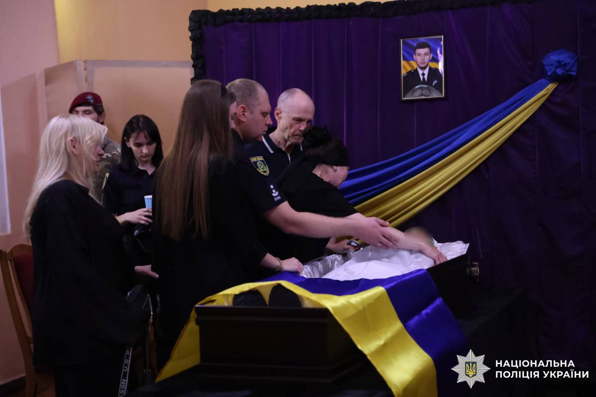 Харківщина схилила голови в скорботі за поліцейським Романом Комаровим, який віддав життя, рятуючи людей