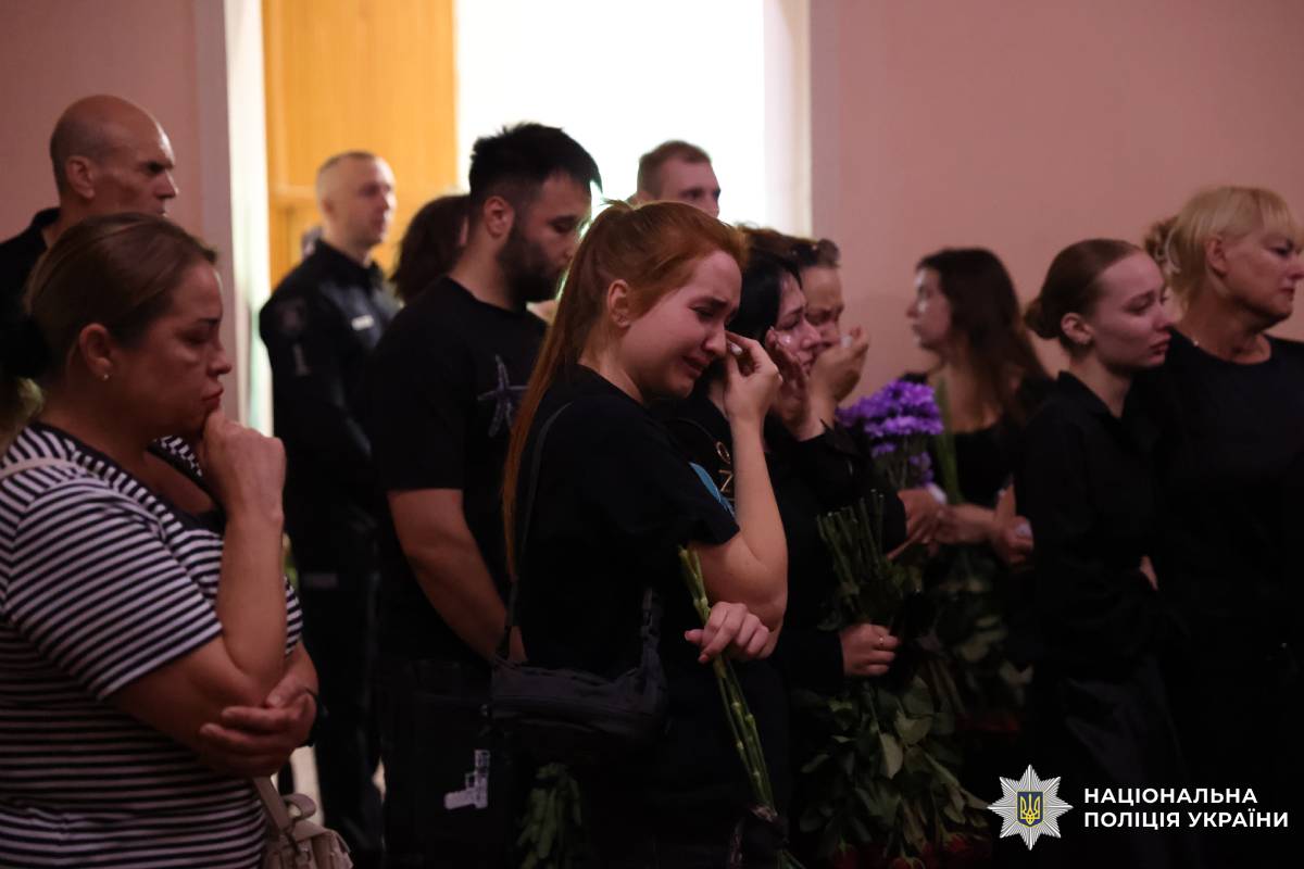 Харківщина схилила голови в скорботі за поліцейським Романом Комаровим, який віддав життя, рятуючи людей