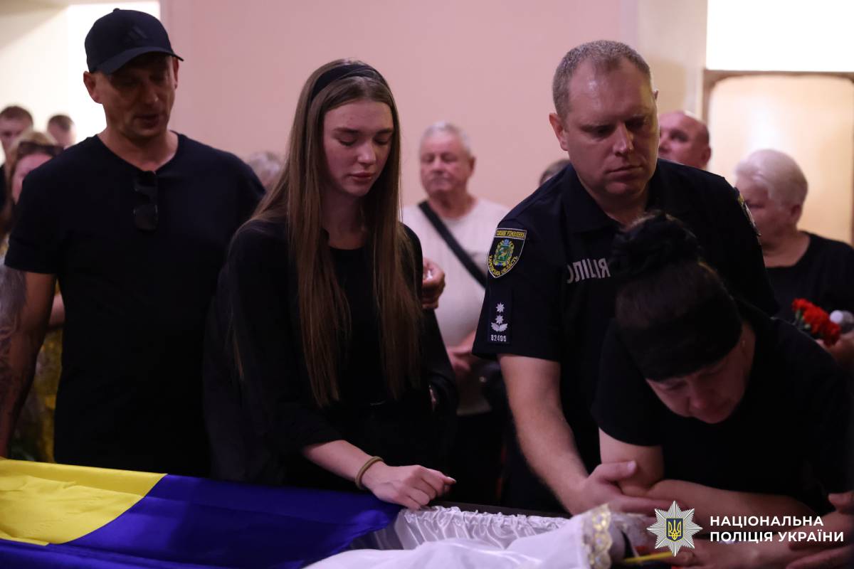 Харківщина схилила голови в скорботі за поліцейським Романом Комаровим, який віддав життя, рятуючи людей