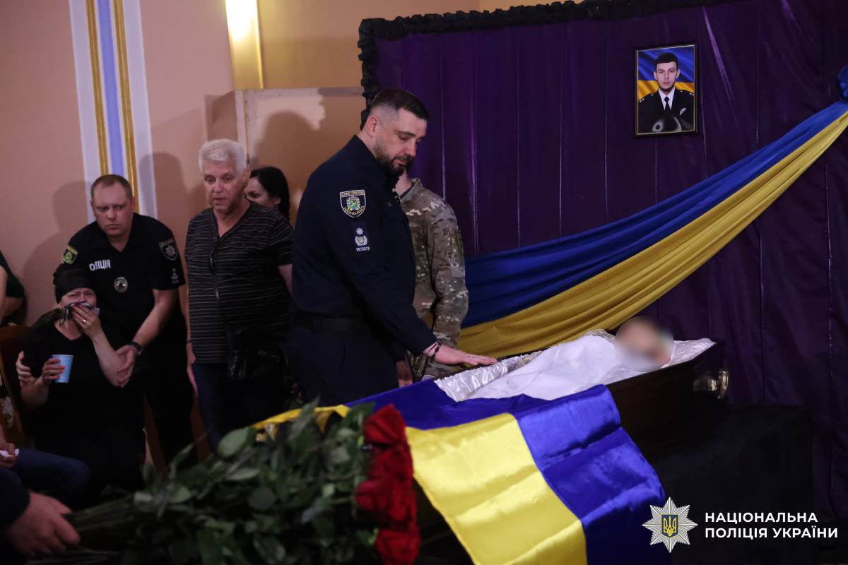 Харківщина схилила голови в скорботі за поліцейським Романом Комаровим, який віддав життя, рятуючи людей