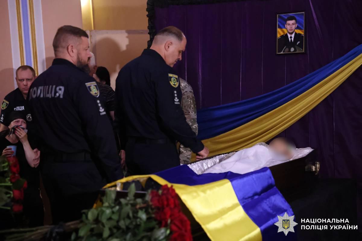 Харківщина схилила голови в скорботі за поліцейським Романом Комаровим, який віддав життя, рятуючи людей