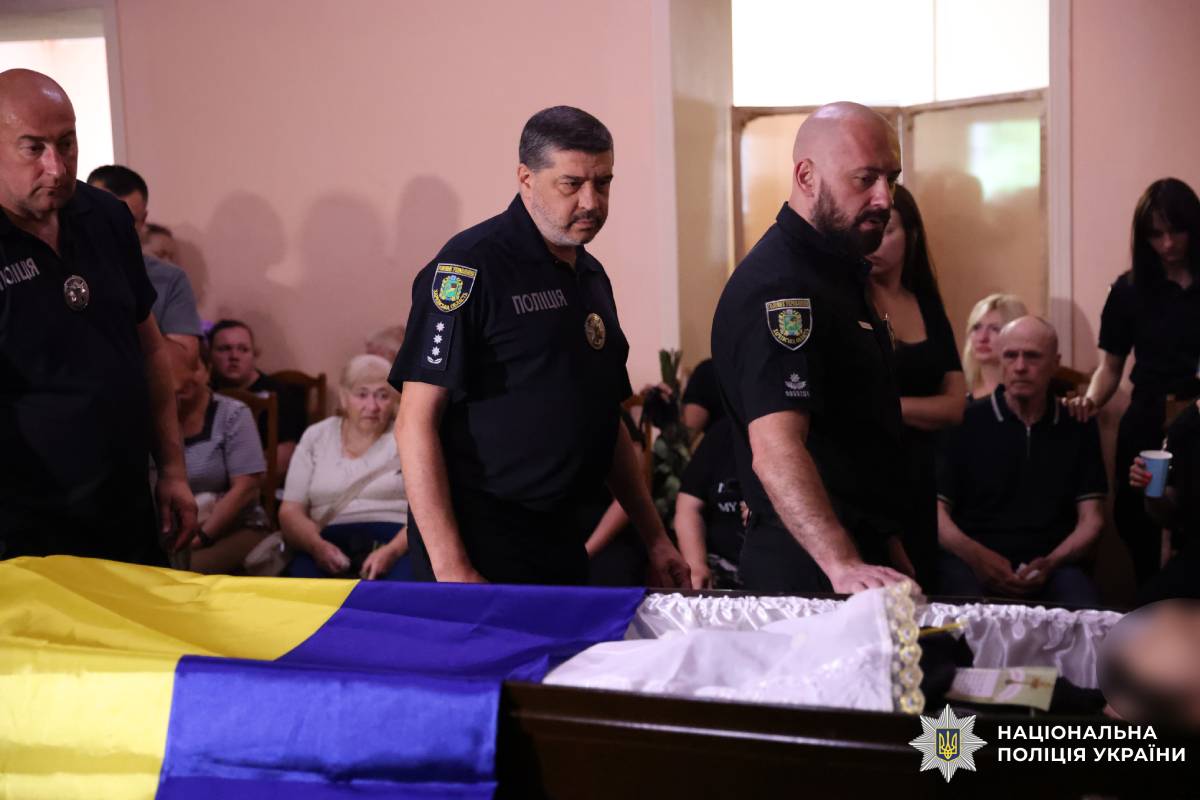Харківщина схилила голови в скорботі за поліцейським Романом Комаровим, який віддав життя, рятуючи людей