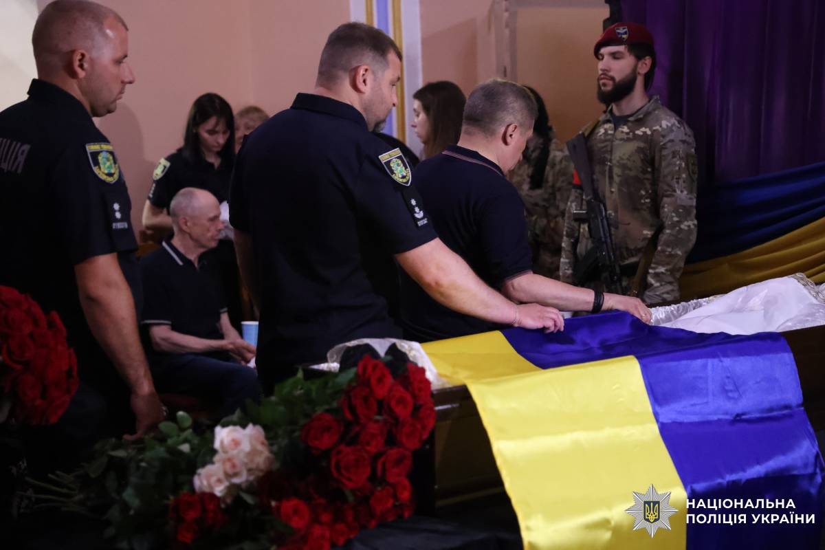 Харківщина схилила голови в скорботі за поліцейським Романом Комаровим, який віддав життя, рятуючи людей