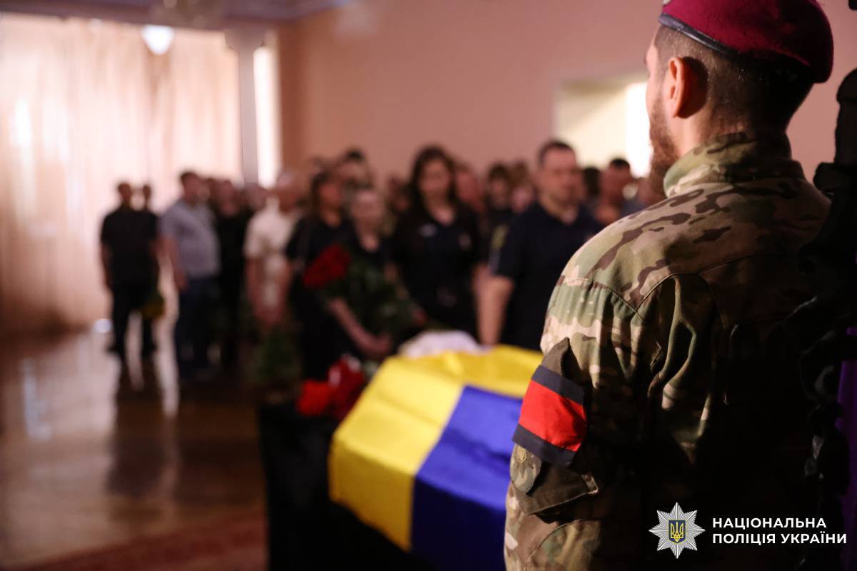 Харківщина схилила голови в скорботі за поліцейським Романом Комаровим, який віддав життя, рятуючи людей