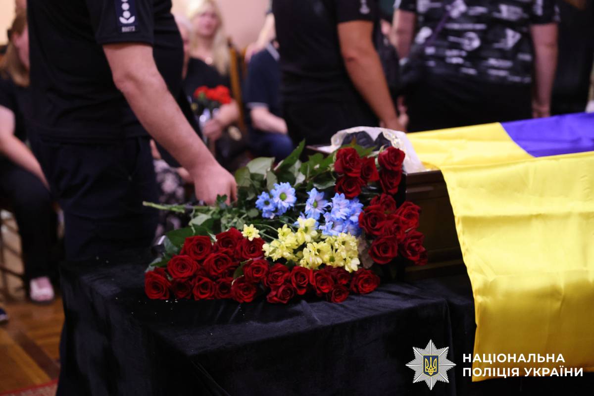 Харківщина схилила голови в скорботі за поліцейським Романом Комаровим, який віддав життя, рятуючи людей
