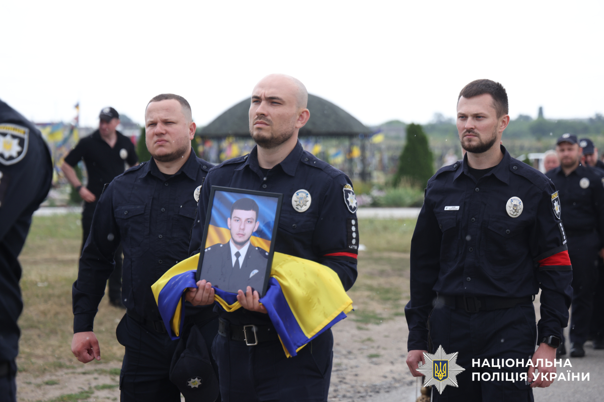 Харківщина схилила голови в скорботі за поліцейським Романом Комаровим, який віддав життя, рятуючи людей