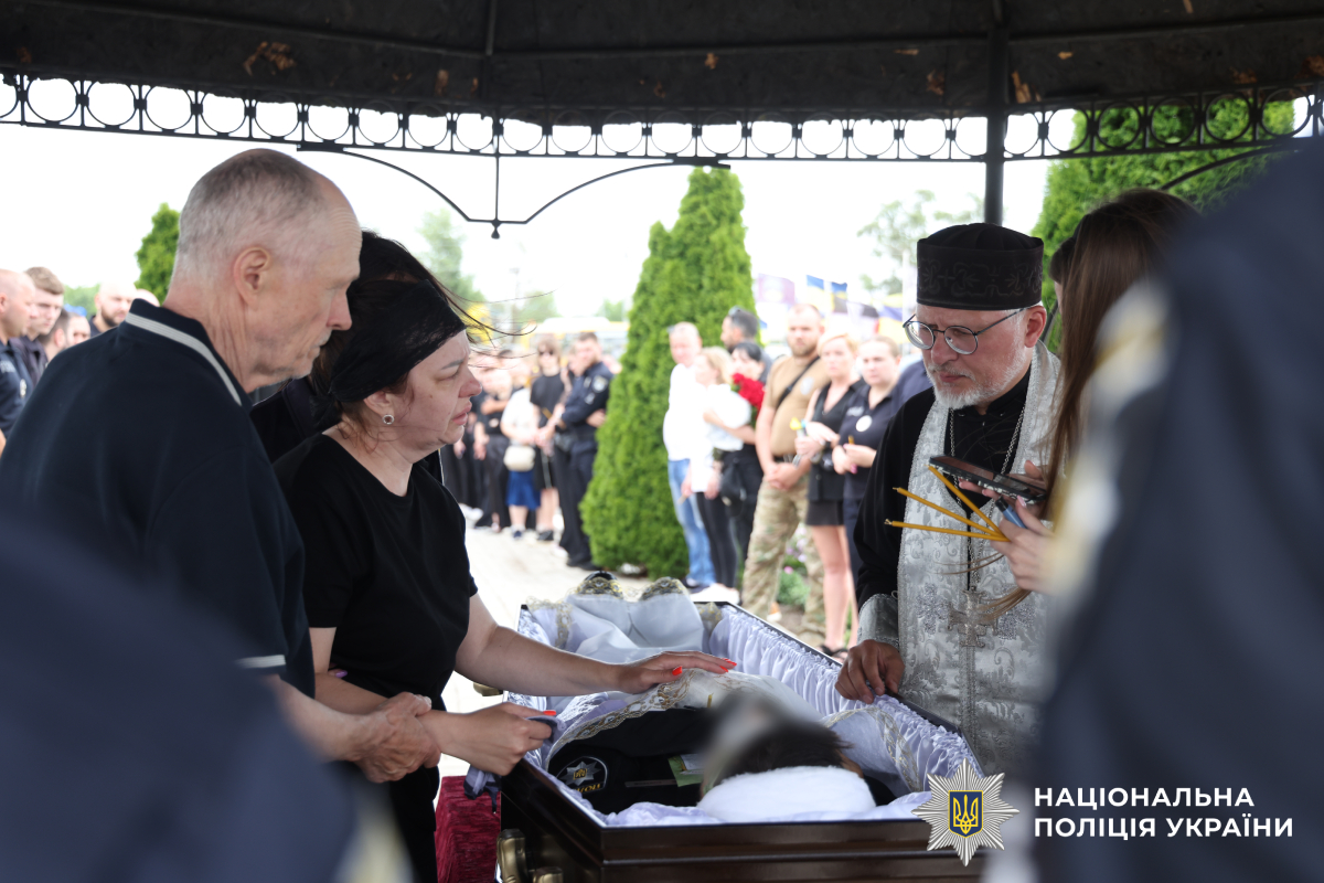 Харківщина схилила голови в скорботі за поліцейським Романом Комаровим, який віддав життя, рятуючи людей