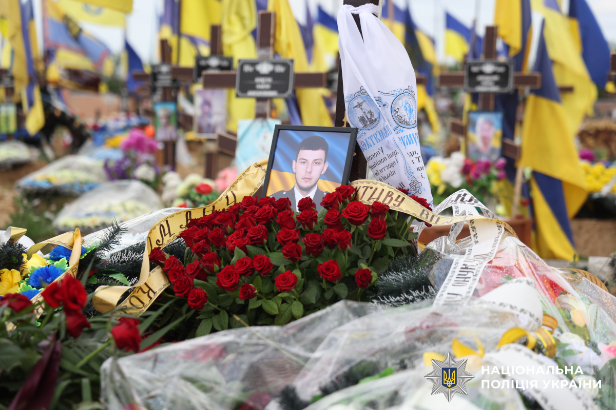 Харківщина схилила голови в скорботі за поліцейським Романом Комаровим, який віддав життя, рятуючи людей