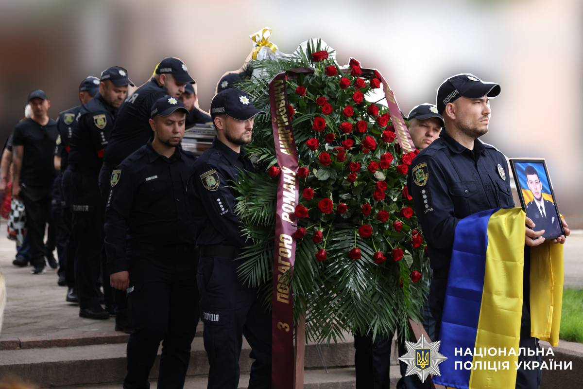 Харківщина схилила голови в скорботі за поліцейським Романом Комаровим, який віддав життя, рятуючи людей
