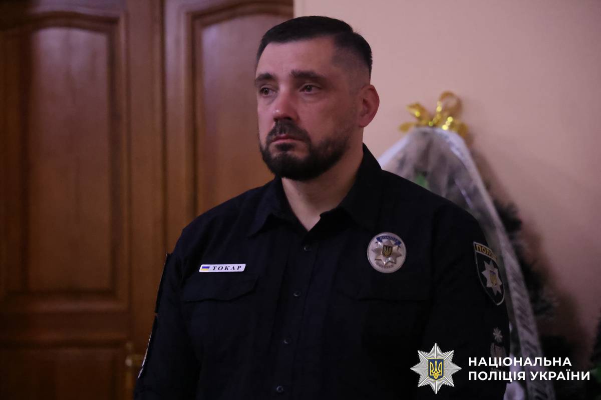 Харківщина схилила голови в скорботі за поліцейським Романом Комаровим, який віддав життя, рятуючи людей
