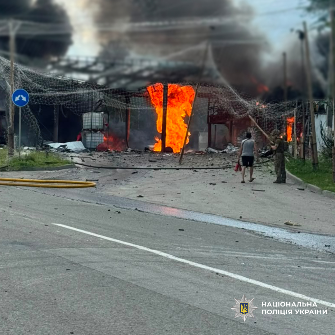 поліція працює на місці влучання