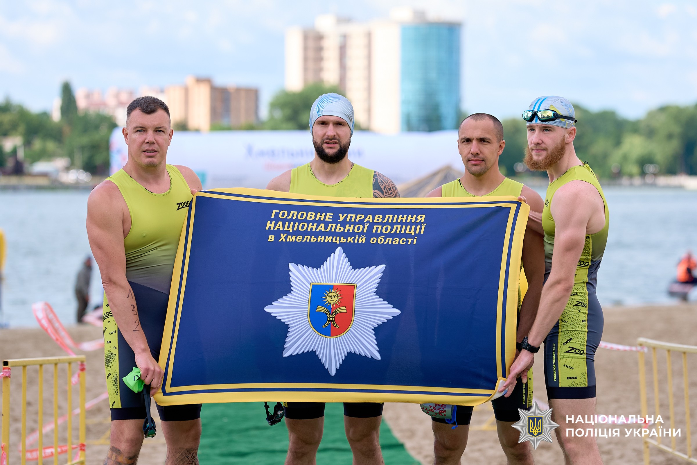 Команда ветеранів-спецпризначенців поліції Хмельниччини на чолі із заступником начальника ГУНП в Хмельницькій області Андрієм Репчонком з прапором ГУНП на старті змагань