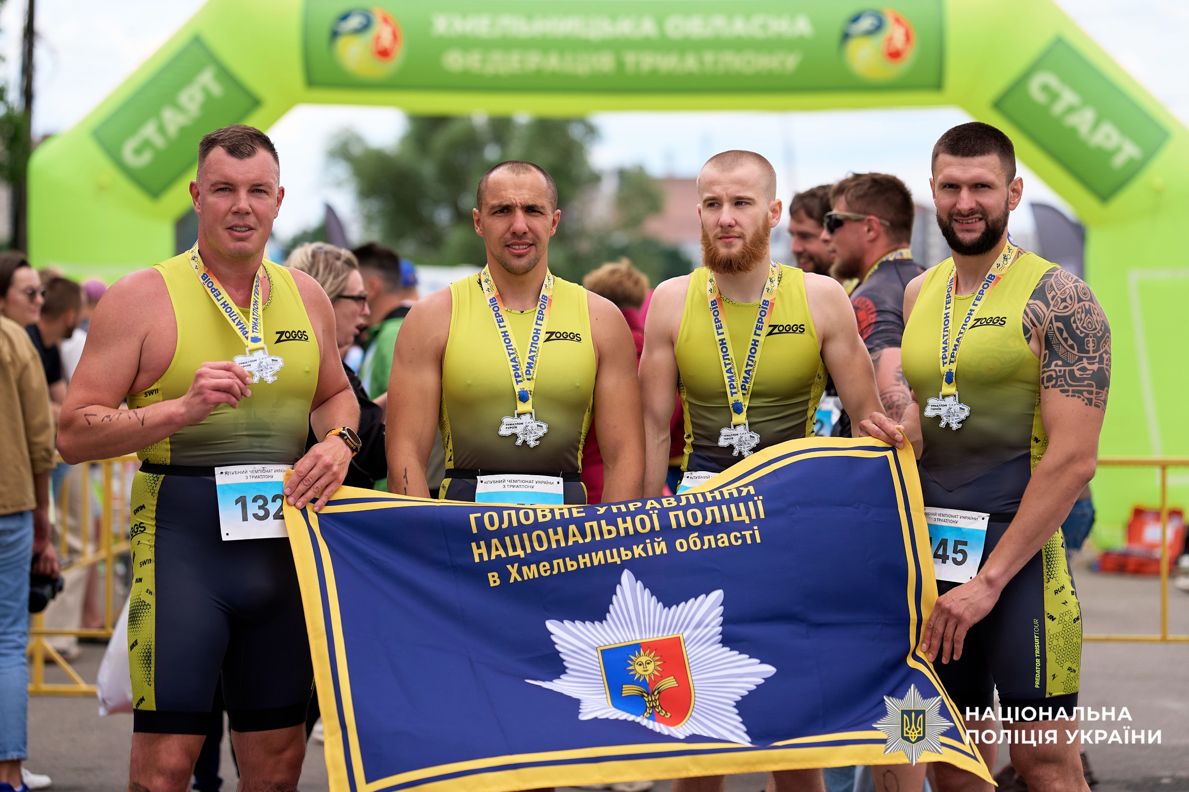 Команда ветеранів-спецпризначенців поліції Хмельниччини на чолі із заступником начальника ГУНП в Хмельницькій області Андрієм Репчонком з прапором ГУНП на фініші змагань