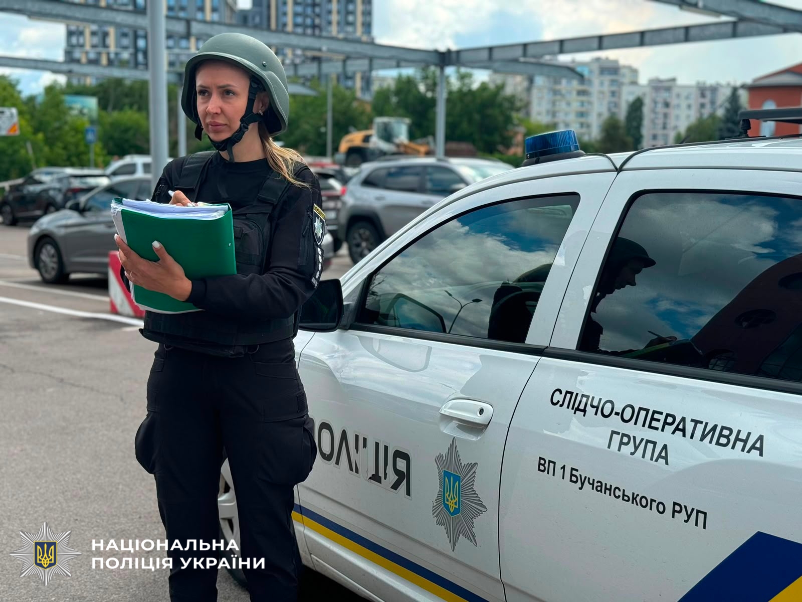 На фото зображена поліцейська, яка документує злочин.