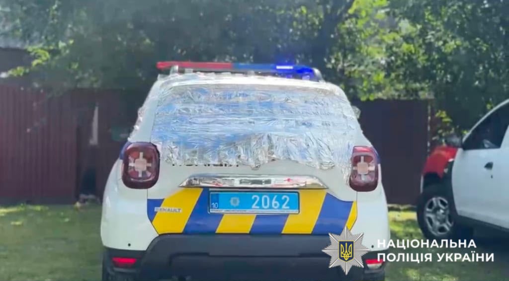 На фото пошкоджена службова автівка правоохоронців.
