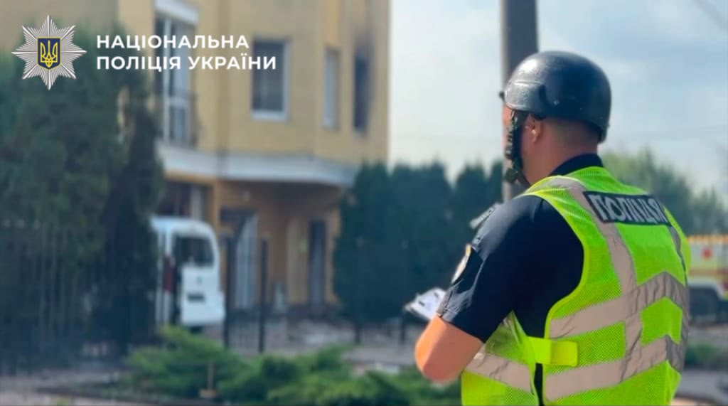 На фото правоохоронець документує наслідки атаки.