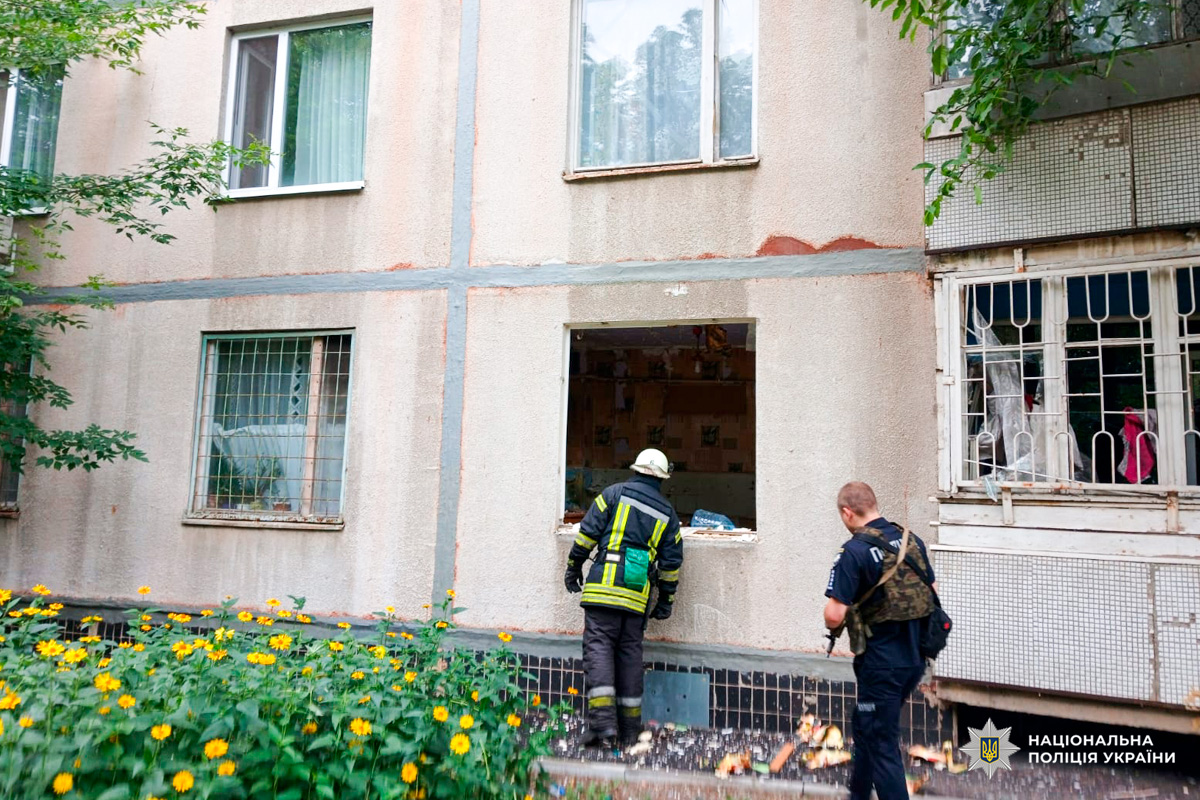 Поліцейські Харкова оперативно надали допомогу дівчині, яка постраждала внаслідок вибуху в квартирі