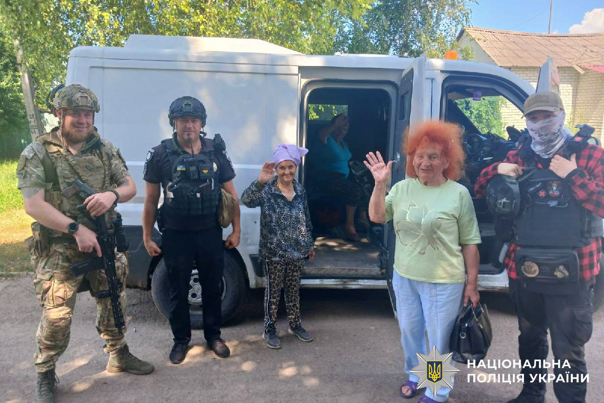 Під прицілом дронів: на Харківщині поліцейські евакуювали трьох літніх жінок попри атаку ворожого безпілотника