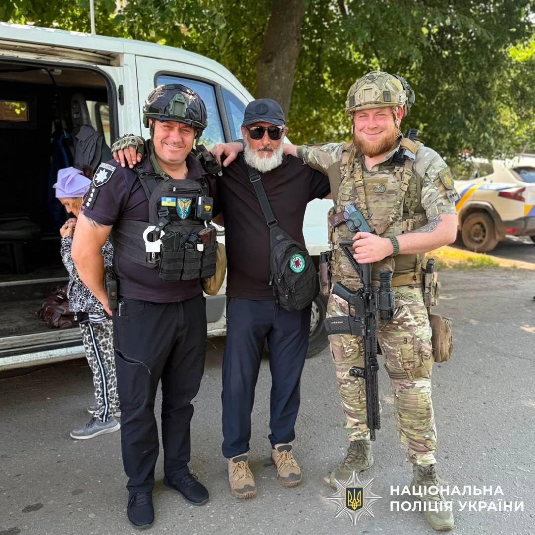 Під прицілом дронів: на Харківщині поліцейські евакуювали трьох літніх жінок попри атаку ворожого безпілотника
