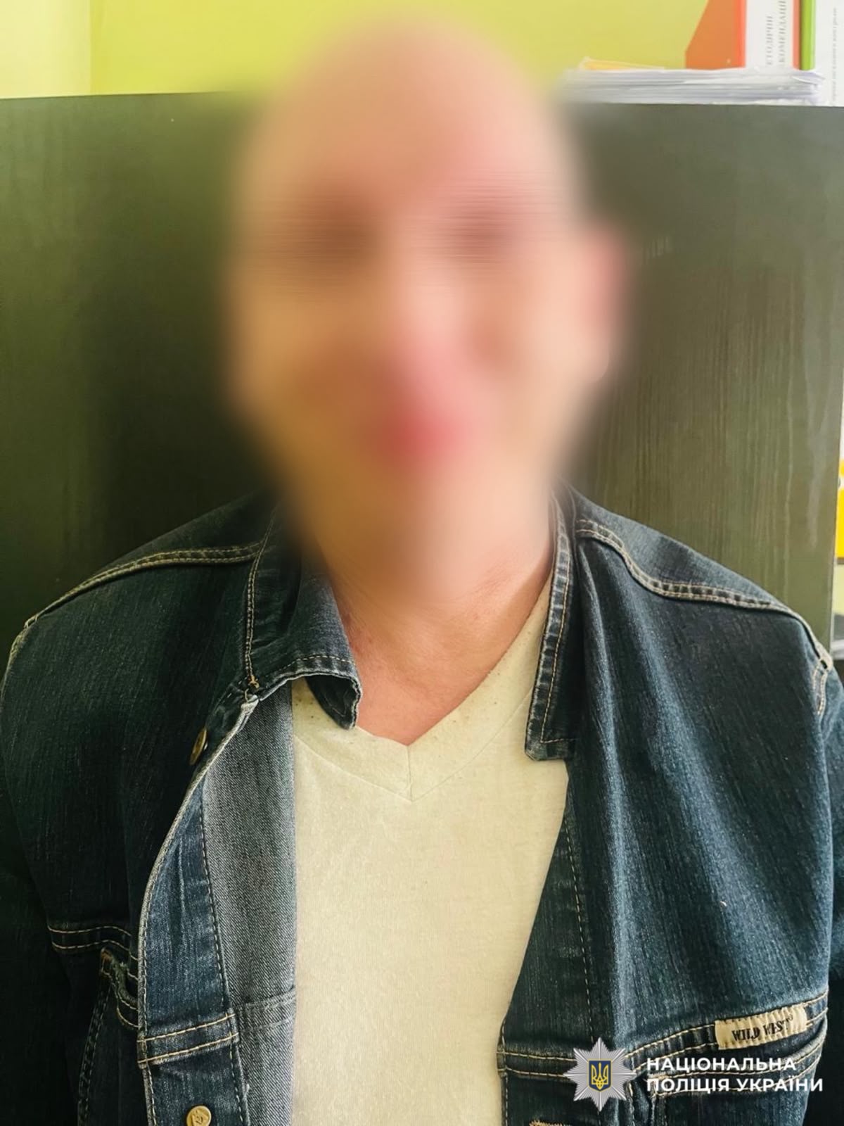 На фотографії зображено зловмисника, якому повідомлено про підозру за фактом умисних тяжких тілесних ушкоджень.