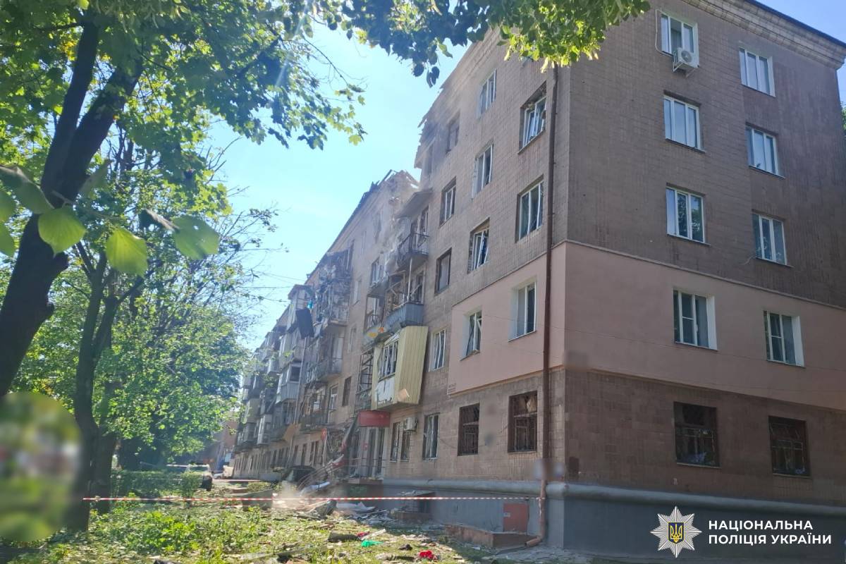 поліція працює на місцях ворожих обстрілів Харкова