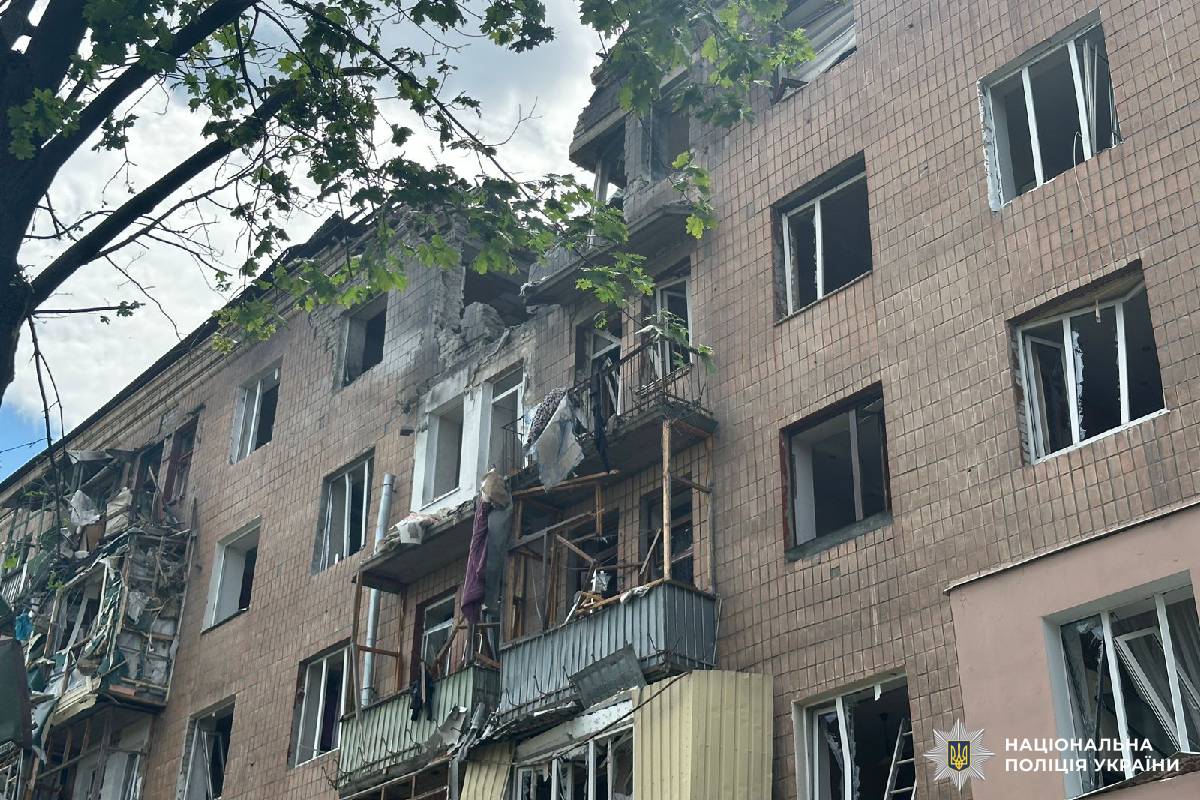 поліція працює на місцях ворожих обстрілів Харкова
