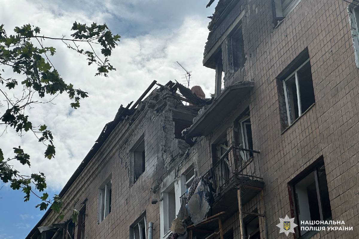 поліція працює на місцях ворожих обстрілів Харкова