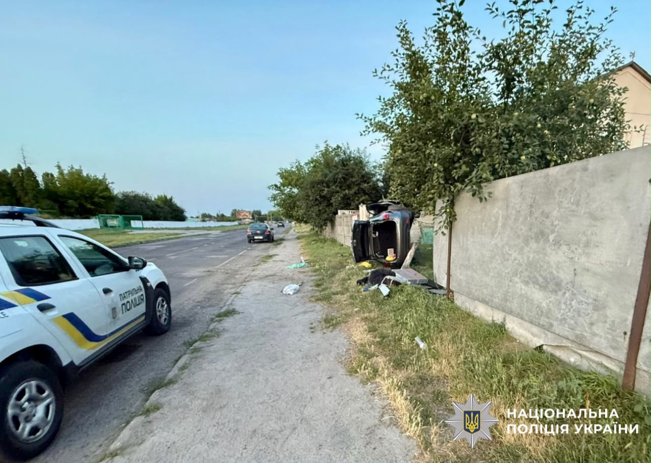 На фото перекинута , понівечена автівка а також автомобіл правоохоронців. Фото з місця події.