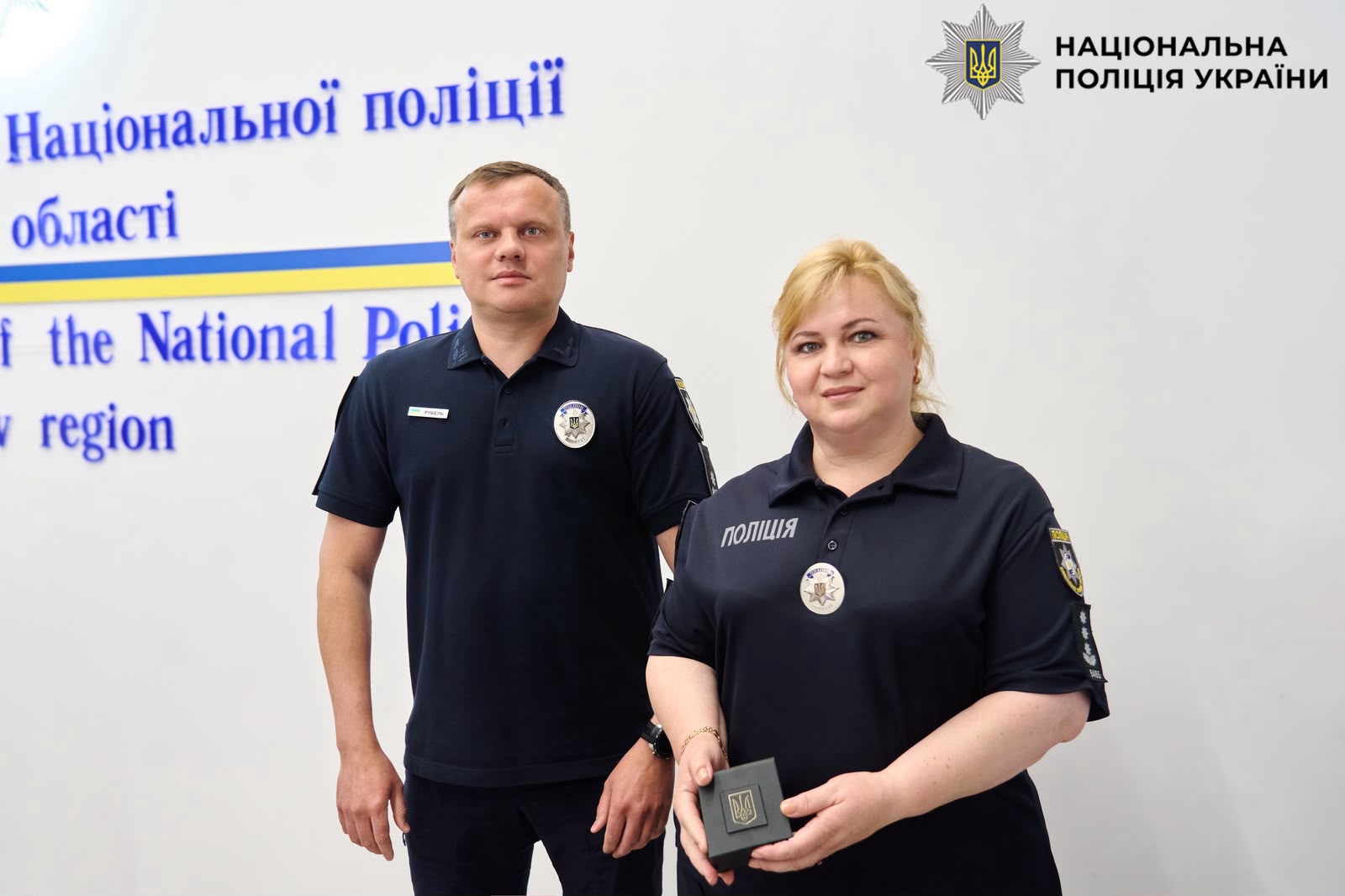 На фото очільник вручив нагороду працівнику.