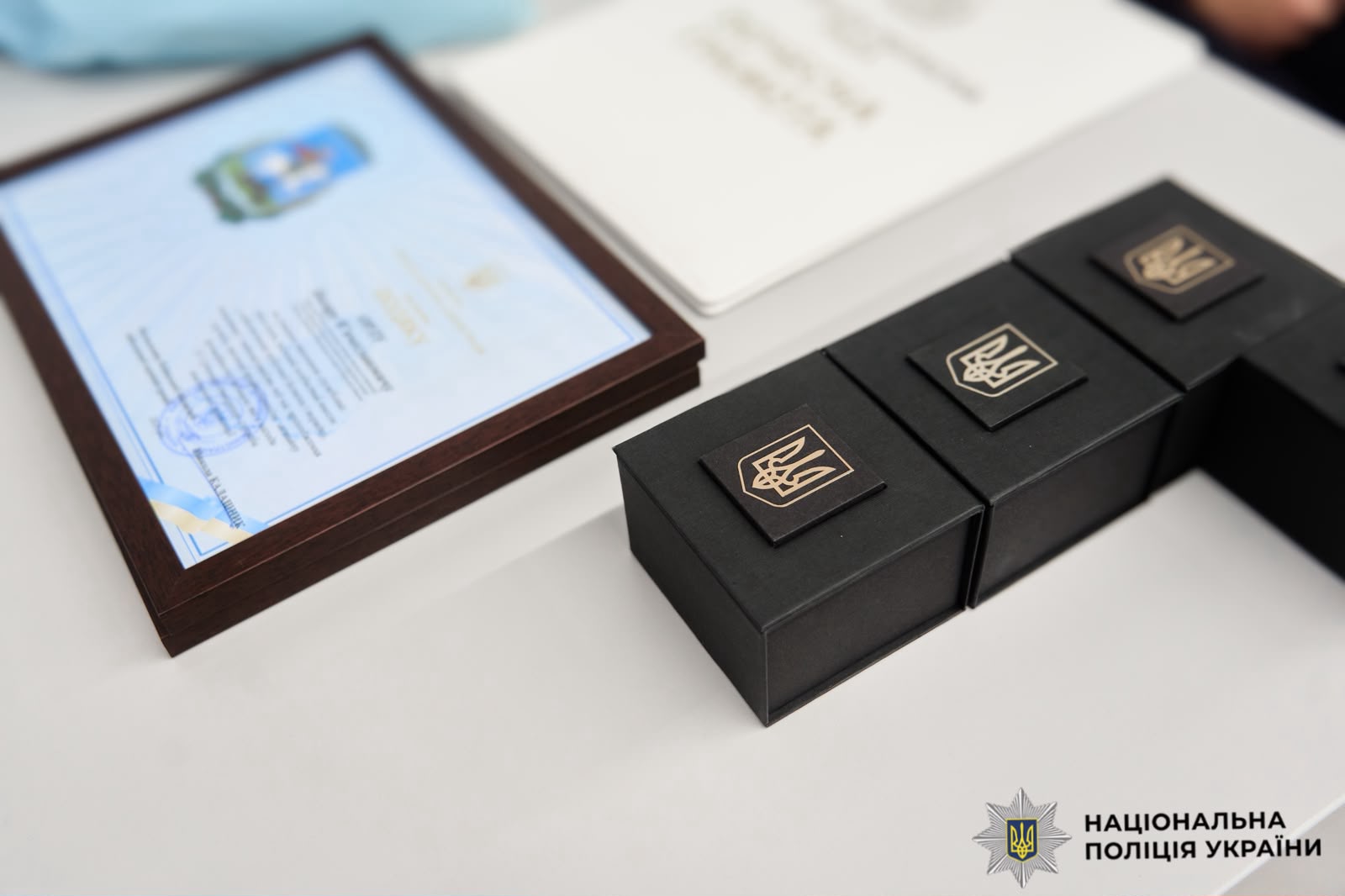 На фото цінні подарунки та грамоти.