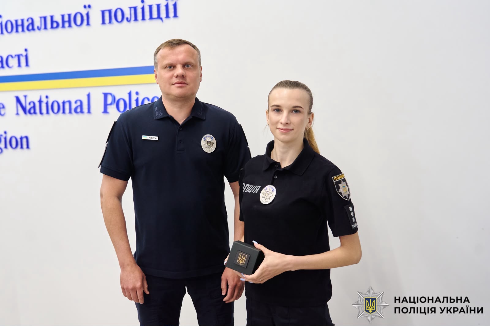 На фото очільник вручив нагороду працівнику.
