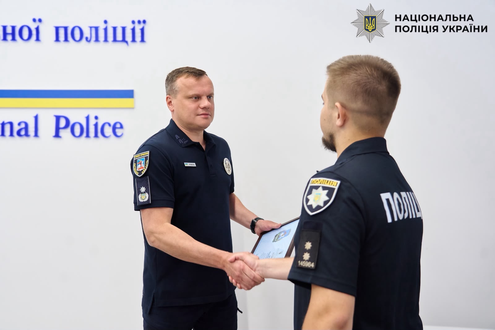 На фото очільник вручає нагороду працівнику.