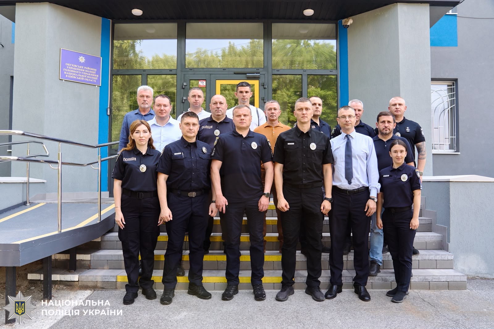 На фотографії зображено презентування сучасної систему дотримання прав людини у діяльності поліції «Custody Records» в Обухівському районному управлінні поліції Київщини.